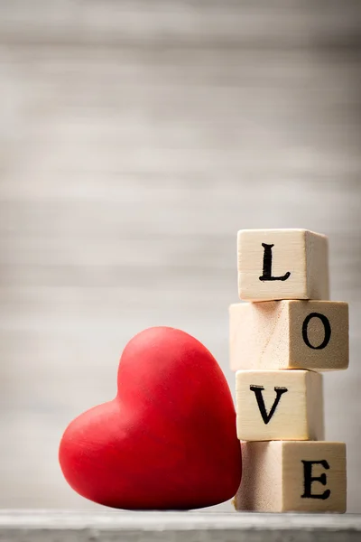 Messaggio d'amore. Messaggio d'amore scritto in blocchi di legno . — Foto Stock