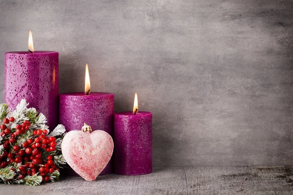 Свечи, рождественские огни, декоры и украшения . — стоковое фото