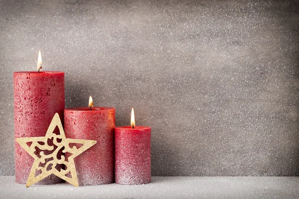 Red burning candle on a snow background. Interior items. — Stock Photo, Image