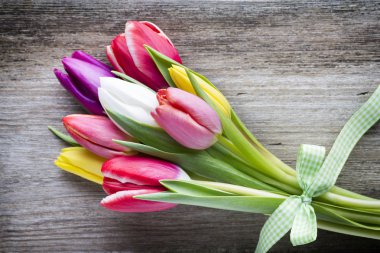 Ahşap arka planda laleler.