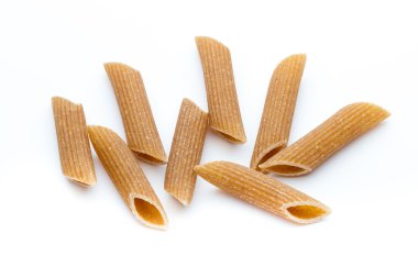 Çavdar unu makarna makarna yakın çekim üzerinde beyaz izole.