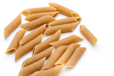 Çavdar unu makarna makarna yakın çekim üzerinde beyaz izole.