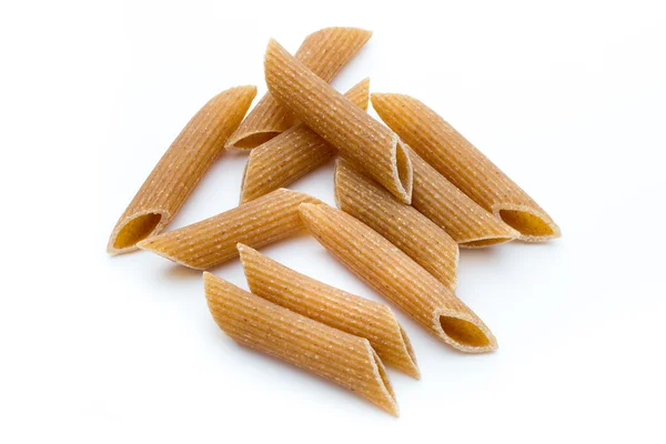 Pasta de macarrones de harina de centeno de cerca aislada en blanco . — Foto de Stock