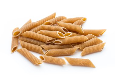 Çavdar unu makarna makarna yakın çekim üzerinde beyaz izole.