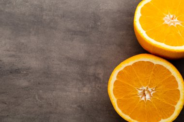 Gri arkaplanda turuncu dilim.