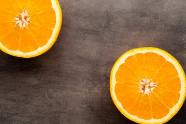 Gri arkaplanda turuncu dilim.