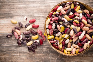 Kasede fasulyeler ve ahşap arka plan..