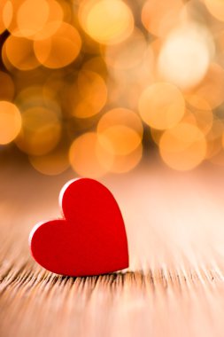 Plaj romantik. Gül yaprakları kum üzerinde bir kalp yapmak.