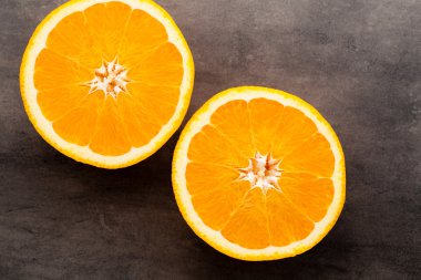 Gri arkaplanda turuncu dilim.