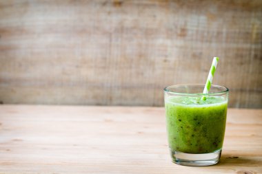 Sağlıklı yeşil smoothie Eski ahşap üzerinde bir bardak.