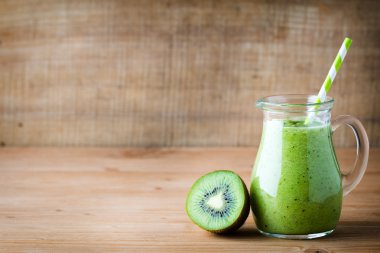 Sağlıklı yeşil smoothie Eski ahşap üzerinde bir bardak.