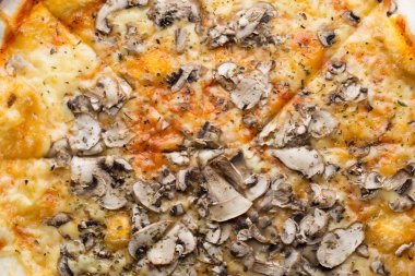 Jambonlu, biberli ve zeytinli pizza.