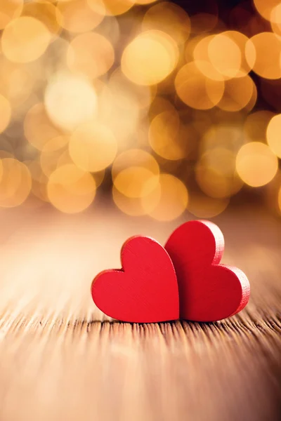 Rött hjärta-formad på en trä bakgrund. — Stockfoto