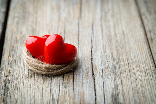 Beach romantic. Of rose petals on the sand make a heart. — Stock Photo, Image