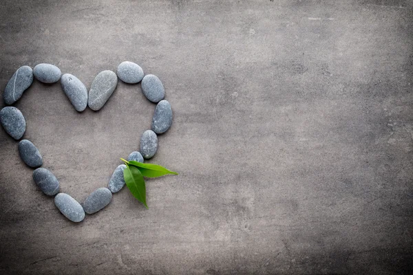 Kalp kaplıca taşlarından, gri arka planda..