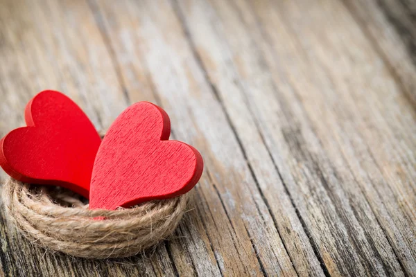 Rojo en forma de corazón sobre un fondo de madera. — Foto de Stock