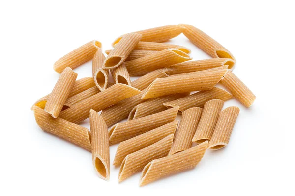 Rogge bloem macaroni pasta close-up geïsoleerd op wit. — Stockfoto