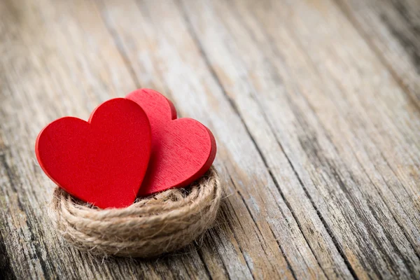 Červené srdce ve tvaru na dřevěném pozadí. — Stock fotografie