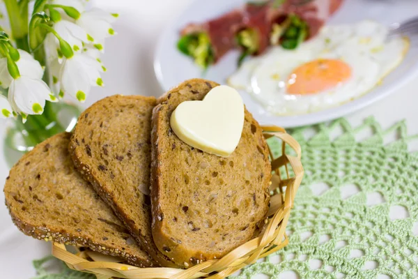 Tereyağlı ekmek, pastırmalı yumurta.. — Stok fotoğraf