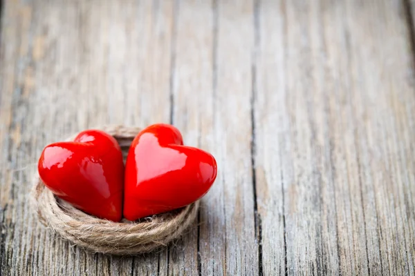 Rojo en forma de corazón sobre un fondo de madera. —  Fotos de Stock