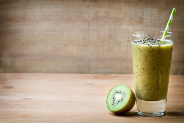 Smoothie verde saudável em um copo em madeira velha. — Fotografia de Stock