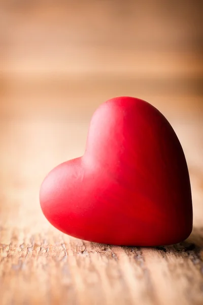 Cuore rosso. Caramelle rosse a forma di cuore su uno sfondo di legno . — Foto Stock