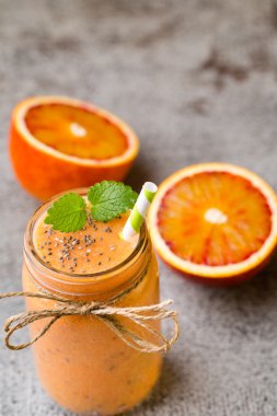 Kırmızı Turuncu Smoothie, dekor nane yaprakları.
