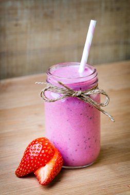 Meyve suyu, gri arka planda pembe meyve suyu..