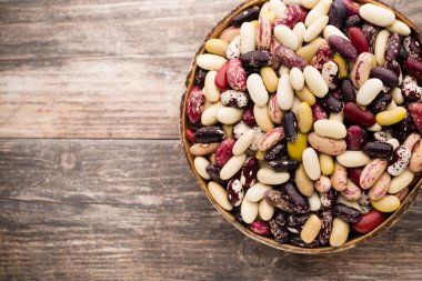 Kasede fasulyeler ve ahşap arka plan..