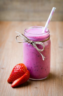 Meyve suyu, gri arka planda pembe meyve suyu..