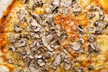 Jambonlu, biberli ve zeytinli pizza.