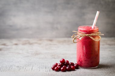 Meyve suyu, gri arka planda pembe meyve suyu..