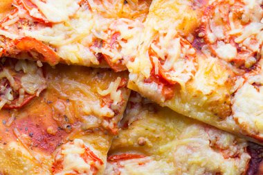 Jambonlu, biberli ve zeytinli pizza.