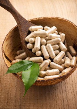 Alternatif Tıp. Alternatif Tıp Tabletler üzerindeki tahta kaşık, yeşil yaprak.