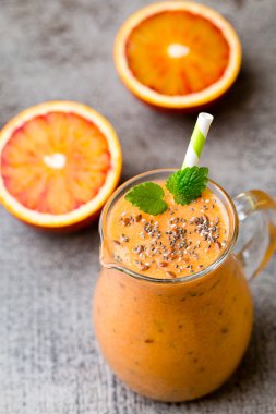 Kırmızı Turuncu Smoothie, dekor nane yaprakları.