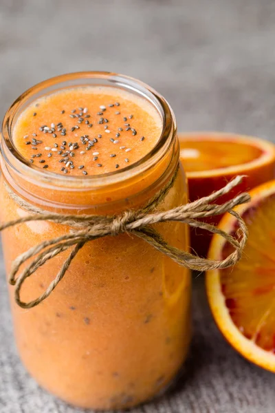 Rot orange Smoothie, Dekor Minzblätter. — Stockfoto