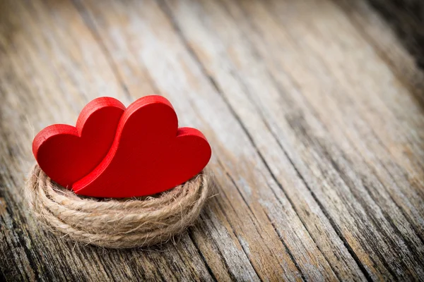 Rojo en forma de corazón sobre un fondo de madera. — Foto de Stock