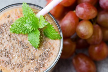 Üzüm suyu, gri arka planda..