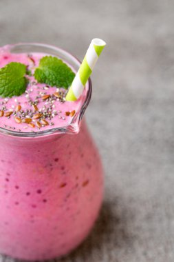 Meyve suyu, gri arka planda pembe meyve suyu..