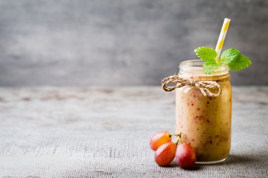 Üzüm suyu, gri arka planda..