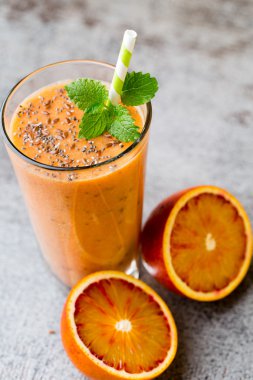 Kırmızı Turuncu Smoothie, dekor nane yaprakları.