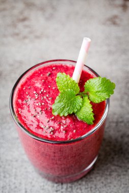 Meyve suyu, gri arka planda pembe meyve suyu..