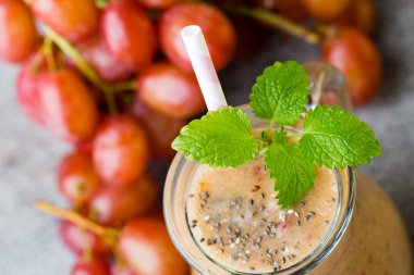 Üzüm suyu, gri arka planda..