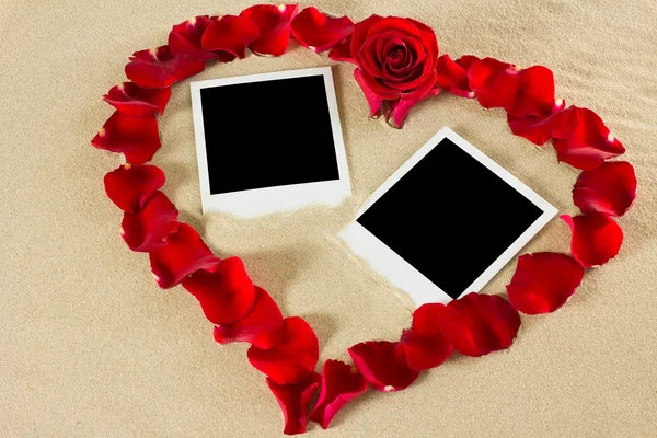 Beach love frame. On the sands of rose petals make a romantic heart. There is space for text or photo. — Stock Photo, Image