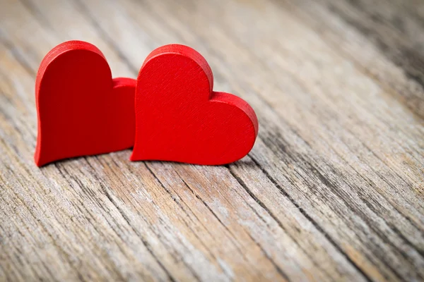 Marco de amor de playa. En las arenas de pétalos de rosa hacen un corazón romántico. Hay espacio para texto o foto . — Foto de Stock