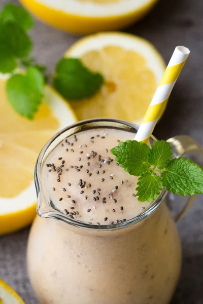 Banan och citron smoothie, på den grå bakgrunden. — Stockfoto