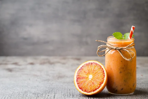 Röd Orange Smoothie, inredning myntablad. — Stockfoto