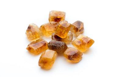 beyaz zemin üzerinde büyük karamelize şeker.