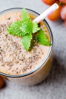 Üzüm suyu, gri arka planda..