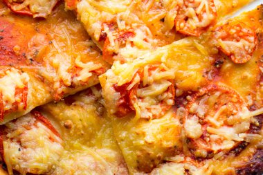 Jambonlu, biberli ve zeytinli pizza.